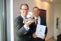 Thomas Salz (l.) präsentierte den Award für die Aufnahme in die Hall of Fame und Michael Schröder die entsprechende Urkunde. © für Abbildung: PR; Quelle: Sparkasse OS