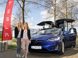 Der Autobauer Tesla glänzte mit seinem Model X auf der Osnabrücker Energiemesse. © für Abbildung: PR; Quelle: Energiemesse