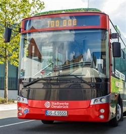 100.000 Kilometer gelaufen, und das ganz leise und zugleich umweltfreundlich – die  Stadtwerke Osnabrück nutzen die gewonnenen Erfahrungen des ersten E-Busses für die Zukunft. © für Abbildung: PR; Quelle: Stw OS