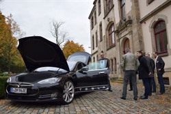Nicht das typische Elektrofahrzeug für Unternehmen: Das Tesla-Modell S bei einer Veranstaltung der WFO zum Thema ''Ladeinfrastruktur'' im Jahr 2016. © für Abbildung: PR; Quelle: WFO