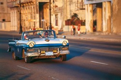Ein Bild, das Viele mit Kuba verbinden: Strahlender Sonnenschein und alte Ami-Schlitten, die durch die Straßen kurven. © für Abbildung: PR; Quelle: Northside Promotion