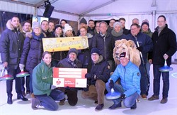 2.500 Euro für die Osnabrücker Löwen kamen bei der Aktion ''Ford hilft'' zusammen – einen symbolischen Scheck übergab das Rahenbrock-Team beim Eisstockschießen im Osnabrücker Zoo. © für Abbildung: PR; Quelle: Zoo OS; Aufnahme: Jennifer Ludwig