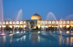  Auf seiner Reise durch Persien fing Reiner Harscher auch diesen Palast in der Abenddämmerung ein. © für Abbildung: PR; Quelle: Northside Promotion