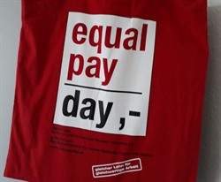  Gleicher Lohn für gleichwertige Arbeit ist die Forderung des ''Equal Pay Day'' - in diesem Jahr ist er am 18. März. Bis dahin arbeiten Frauen umsonst. Die roten Taschen sind ein Symbol für diesen Tag. © für Abbildung: PR; Quelle: Stadt OS; Aufnahme: Katja Weber-Khan