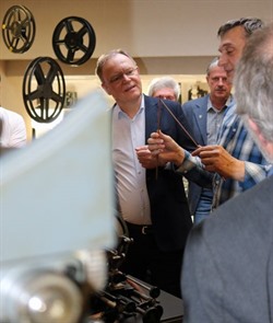 Niedersachsens Ministerpräsident Stephan Weil war fasziniert von der Sammlung der historischen Kinotechnik in Löningen. © für Abbildung: PR; Quelle: Remmers, Löningen