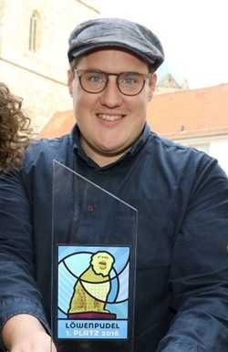 Für Tom Herter ist Osnabrück ein gutes Pflaster: 2016 gewann er den Preacher Slam. Er ist auch bei der ersten Stadtmeisterschaft im Poetry Slam dabei. © für Abbildung: PR; Quelle: Bistum OS; Aufnahme: Hermann Haarmann