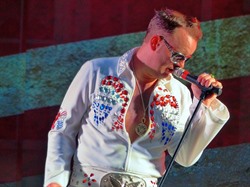 Er ist der ''King'': Carsten Keber mimt auf der Freilichtbühne Borgholzhausen ''Elvis the Pelvis''. © für Abbildung: PR; Quelle: Grossstadt Entertainment