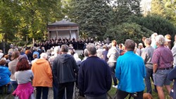 Viele Besucher lockt das Konzert des Matthäus-Chor auf dem Hasefriedhof. © PR, OSB, Eva Güse